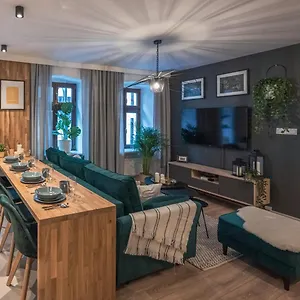 Spacious ~ 150m Main Square ~ Self Check-in 24h Apartament